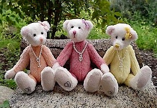 small3graces.jpg (43414 bytes)