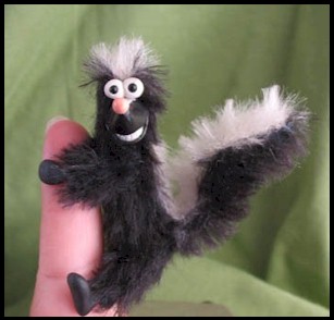 smlrskunk_on_finger.jpg (21396 bytes)